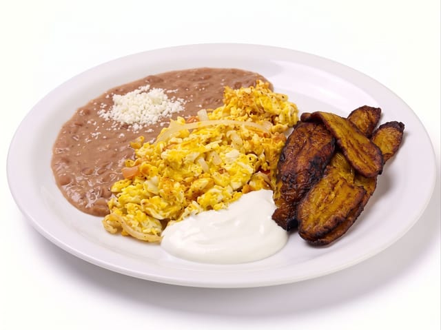 Platano Frito con Frijoles y Crema.