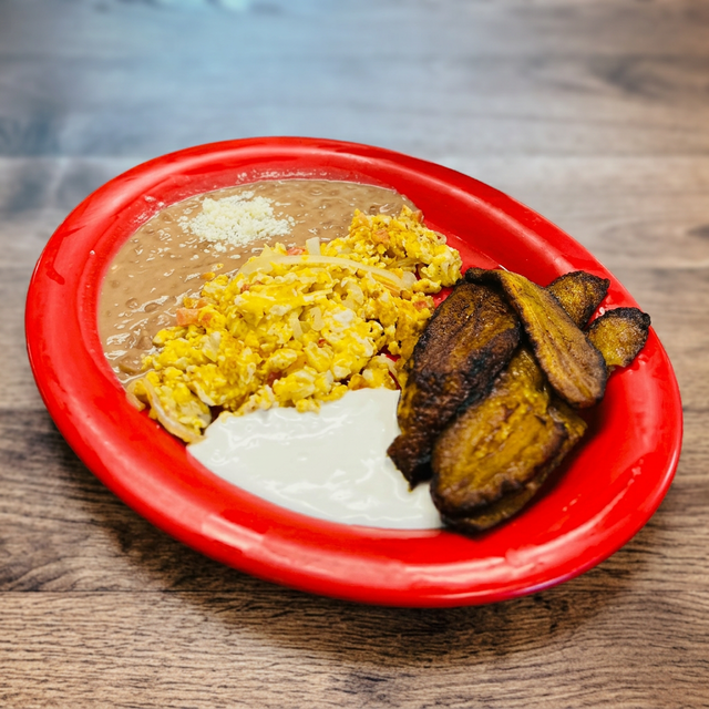 Huevos Revueltos c/ Tomate, Platano Frito, Frijoles y Crema.
